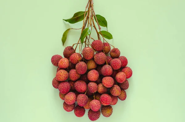 Vers Lychee Fruit Met Bladeren Groene Achtergrond Achtergrondconcept Bovenaanzicht — Stockfoto