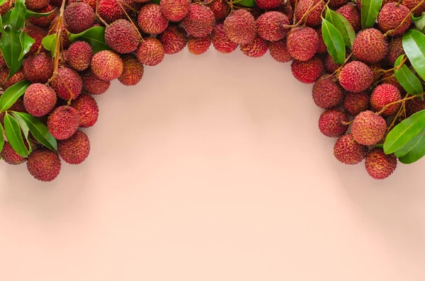 Vers Lychee Fruit Met Bladeren Beige Kleur Achtergrond Bovenaanzicht Frame — Stockfoto