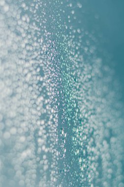 Soyut ve arka plan konsepti için muson mevsiminde cam pencereye yağmur damlası düşmesi ve bulanıklığı.