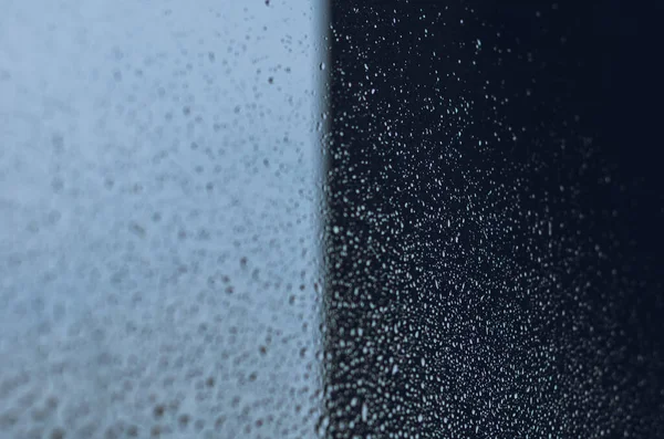 Unscharf Und Fokus Des Regentropfens Auf Glasfenster Mit Dunkler Seite — Stockfoto