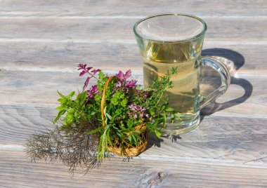 Açık bardak bitkisel çay ve taze otlar sağlığını geliştirmek için alternatif Tıpta kullanılan sepet.