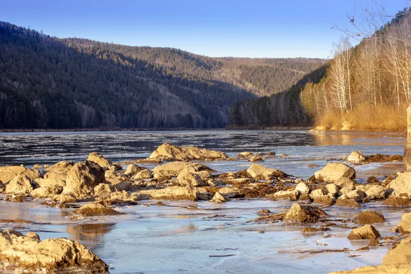 The river on which the Shuga floats in front of the icebreaker in the foreground the stones — Stock Photo, Image