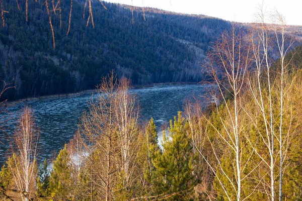 The river on which the Shuga floats in front of the icebreaker in the foreground the stones — Stock Photo, Image