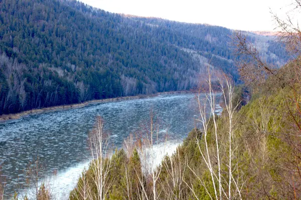 O rio em que o Shuga flutua em frente ao quebra-gelo em primeiro plano as pedras — Fotografia de Stock