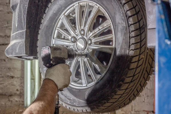 Benzin istasyonunda araba değiştirmek.