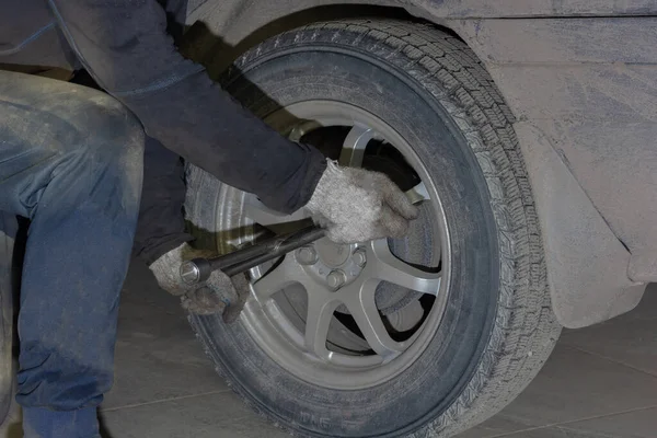 Mudança de rodas em um carro em uma estação de serviço — Fotografia de Stock