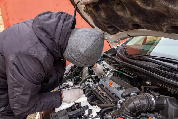 O mecânico de carro envolve-se no reparo de carros a modificação de óleo de reparo de polimento de rodas de um corpo — Fotografia de Stock