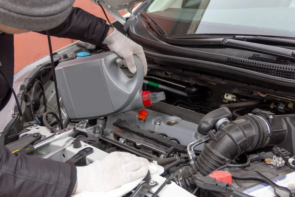 Il meccanico di auto è impegnato in riparazione di cambio di olio di riparazione di auto di lucidatura di ruote di un corpo — Foto Stock