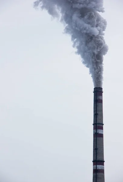 Şirketlerin boruları atmosfere çok fazla siyah duman yayıyor.