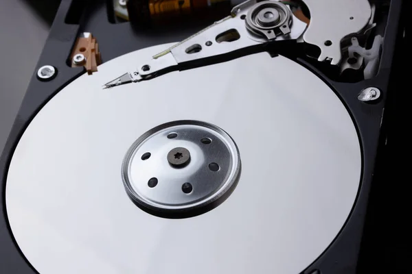 How does the computer's hard drive work from the inside — Stock Photo, Image