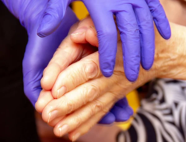 Mãos Homem Velho Apoiam Mãos Proteção Luvas Médica Covid Fotografia De Stock