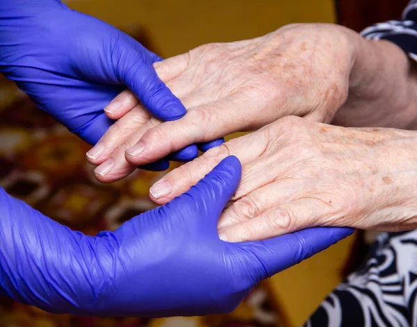 Mãos Homem Velho Apoiam Mãos Proteção Luvas Médica Covid Imagem De Stock