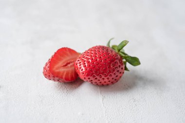 Artistik bir arka planda sulu çilekler..