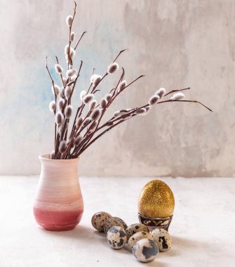 Söğüt ve altın süslemeli hafif tarafsız arkaplanda bir yumurta.