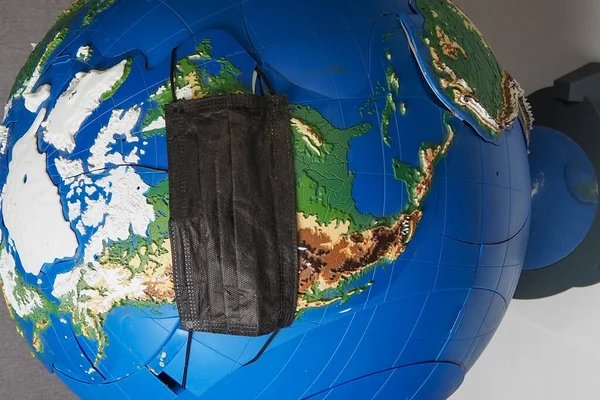 Dünya bir salgınla boğuşuyor, tıbbi maskeli bir dünya.