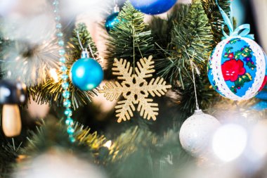 Yeşil ağaçta yeni yıl oyuncakları