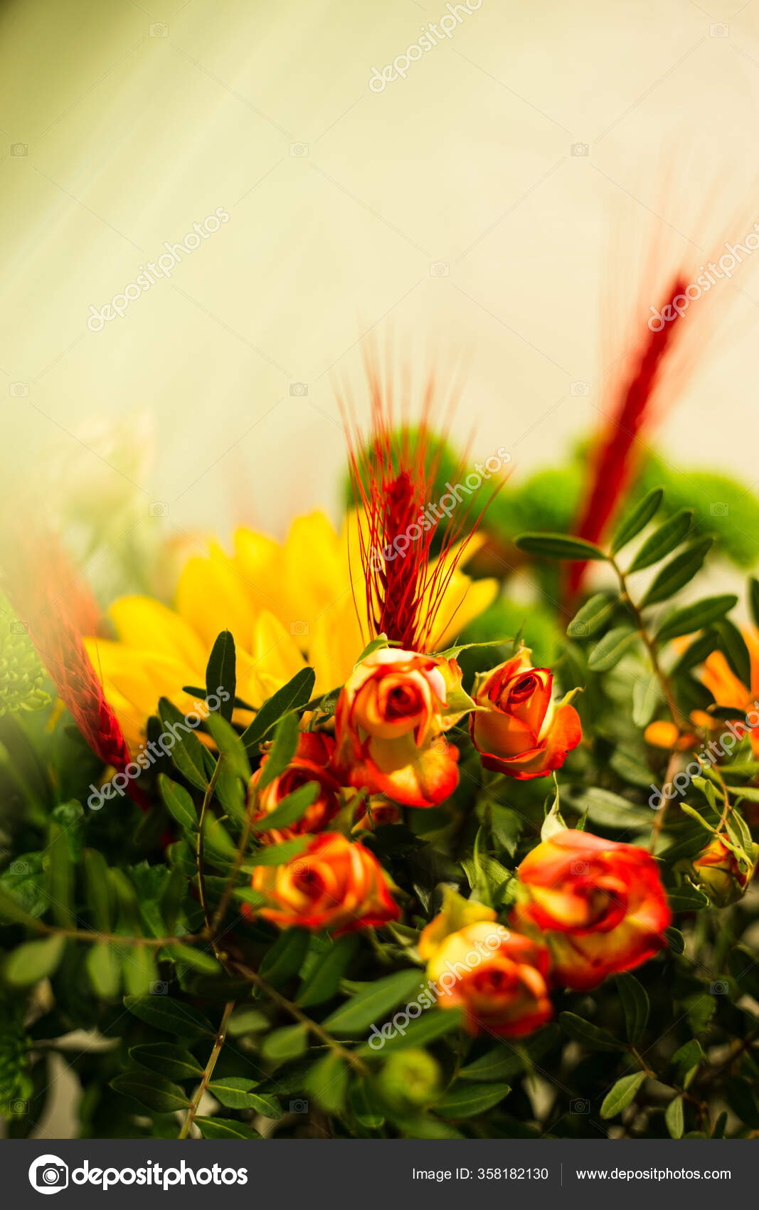 灰色の背景に花瓶に異なる色の美しい花束 ストック写真 C Goodbuka 灰色の背景に花瓶に異なる色の美しい花束 ストック写真 C Goodbuka