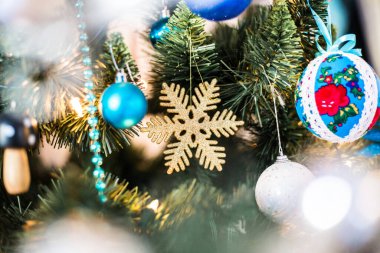 Yeşil ağaçta yeni yıl oyuncakları