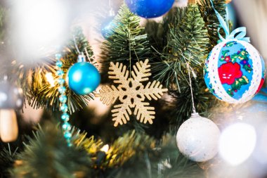 Yeşil ağaçta yeni yıl oyuncakları