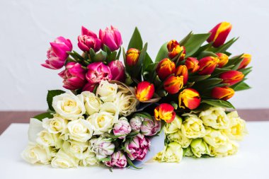 Güzel laleler ve güller açık arkaplanda