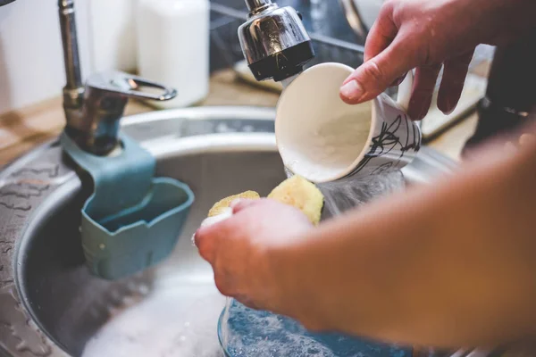 Meus Pratos Sob Água Corrente Com Uma Esponja Paralela — Fotografia de Stock