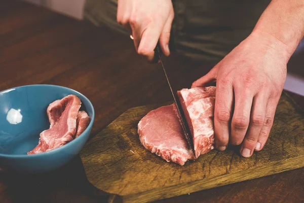 Tagliato Maiale Con Coltello Una Tavola Legno — Foto Stock