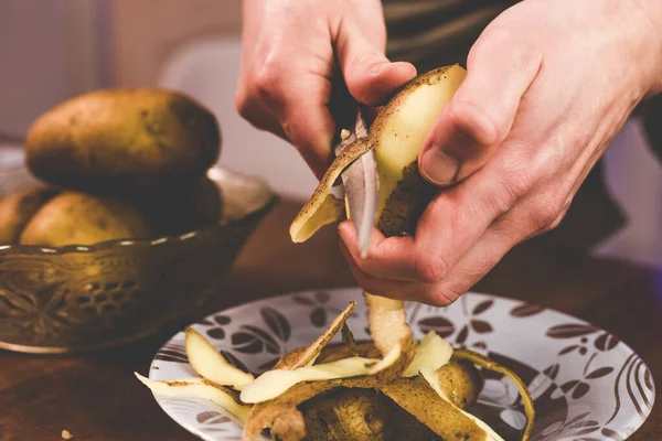 Чистка Картоплі Ножем Домашніх Умовах — стокове фото