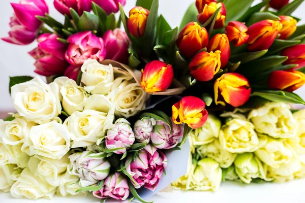 Hermosos Tulipanes Rosas Tseti Sobre Fondo Claro —  Fotos de Stock