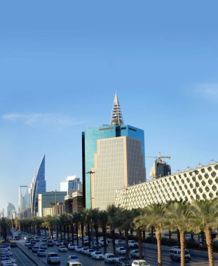 25 Ocak 2017 - Riyadh, Suudi Arabistan: King Fahad Road pik saatlerde. Bir trafik sıkışıklığı Milli Kütüphane gibi şehrin en popüler yerlerinden boyunca araba oluşturmak.