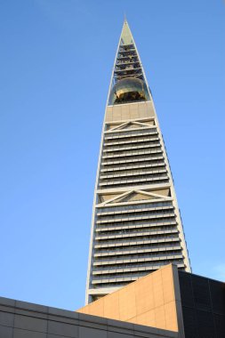 25 Ocak 2017 - Riyadh, Suudi Arabistan: Al Faisaliyah Merkezi Tower amids mavi bir Bulutsuz gökyüzü. 