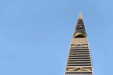 25 Ocak 2017 - Riyadh, Suudi Arabistan: Al Faisaliyah Merkezi Tower amids mavi bir Bulutsuz gökyüzü. Binalar evler alışveriş merkezleri, ofisler, galeriler, oteller ve restoranlar.