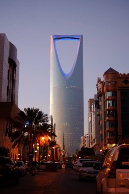 Mamlaka Kulesi Riyad Suudi Arabistan 'da gün batımında değişken ışığı üzerinde mavi renkle yer alır.