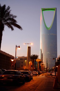 Riyad, Suudi Arabistan 'daki değişken ışıklarında yeşil renkte Mamlaka Kulesi