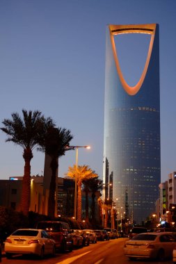 Suudi Arabistan 'ın başkenti RIyad' da gün batımında ışığı kırmızı renkte olan Mamlaka Kulesi ile boş cadde