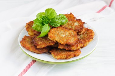 plaka üzerinde patates pancakes