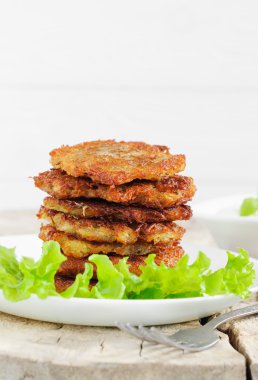 Salata yaprakları ile patates pancakes