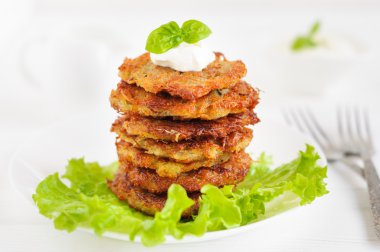 Ekşi krema ve marul patates gözlemesi