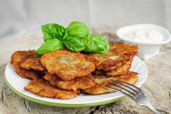 Fesleğen yaprakları ile kızarmış patates pancakes