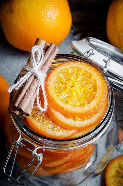 Φέτες ζαχαρωμένα πορτοκάλια με κανέλα Εικόνα Αρχείου