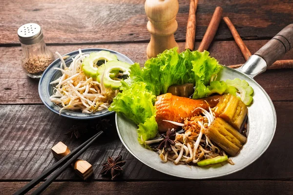 Tavuk şehriye ahşap arka plan üzerinde