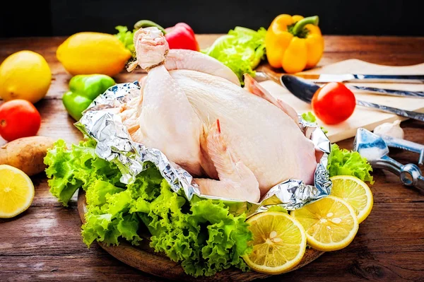 Tüm çiğ tavuk yemek pişirmek için malzemelerle. 