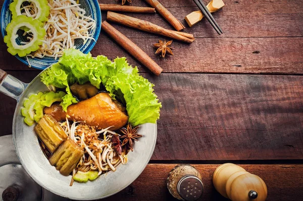 Tavuk şehriye ahşap arka plan üzerinde