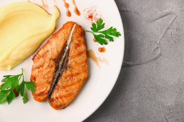 Patates püresi ve otlu somon bifteği..