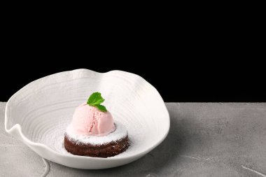 Dondurmalı lav keki ve naneli şeker. çikolatalı şeker