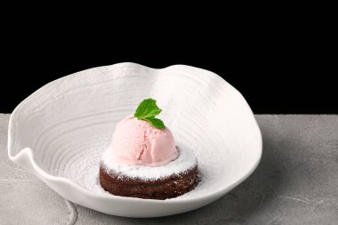 Çikolatalı beyaz tabak, yakın plan..