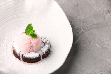 Çikolatalı beyaz tabak, yakın plan..