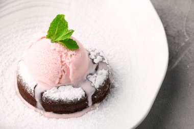 Dondurmalı lav keki ve naneli şeker. çikolatalı şeker.