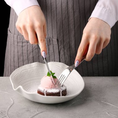 Çikolatalı beyaz tabak, yakın plan..