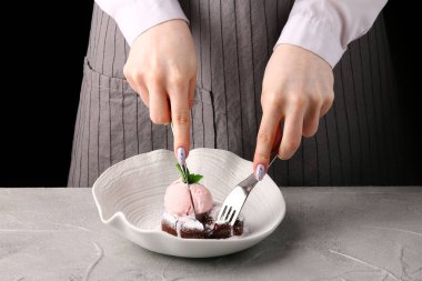 Çikolatalı beyaz tabak, yakın plan..