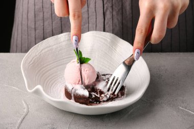 Dondurmalı lav keki ve naneli şeker. çikolatalı şeker.